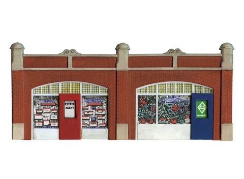 Wills OO/HO Station Forecourt Shops SS18